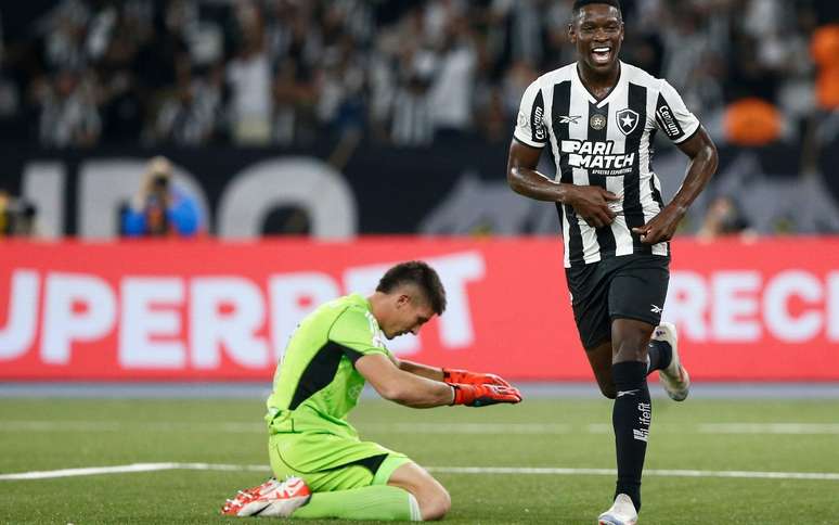 Luiz Henrique celebra gol pelo Botafogo diante do Inter