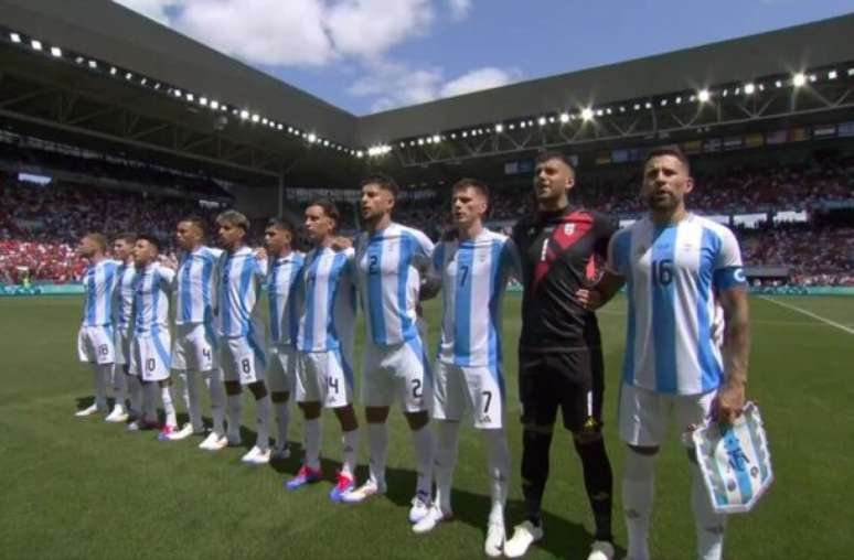 Seleção da Argentina durante momento da realização do hino antes de sua estreia nas Olimpíadas –