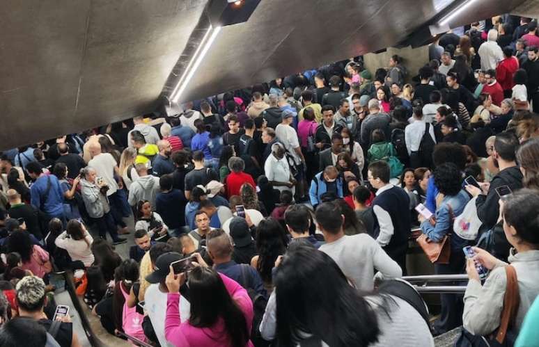 Estação da Sé fica lotada após falha em trem na Linha 1-Azul.