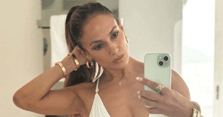 Jennifer Lopez celebra aniversário posando em frente ao espelho 