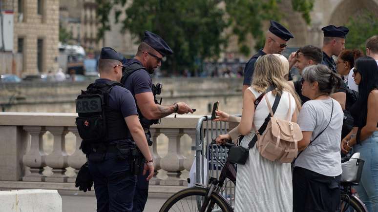 As ruas de Paris estão com o trânsito alterado enquanto as autoridades fecham vias para a cerimônia de abertura