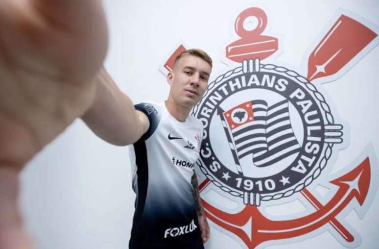 Corinthians anuncia a contratação do volante Charles