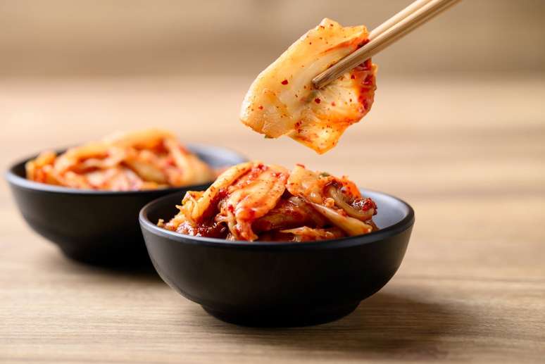 O kimchi, prato fermentado típico da culinária coreana, é um dos que nutre o microbioma intestinal