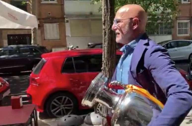 Luis de la Fuente e o troféu da Eurocopa na chegada ao bar –