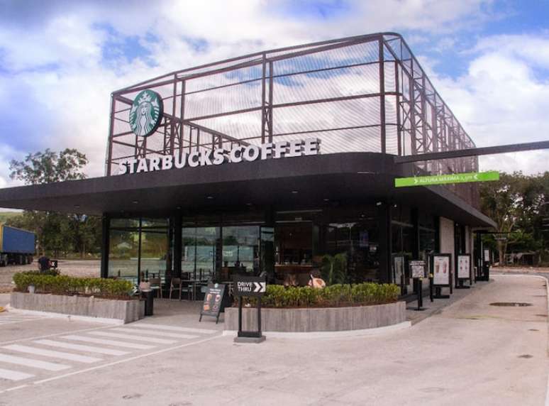 A Starbucks pertencia à SouthRock, empresa que, além da rede de cafeterias, também possui lojas próprias e franquias de diferentes marcas, tais como Subway e TGI Fridays