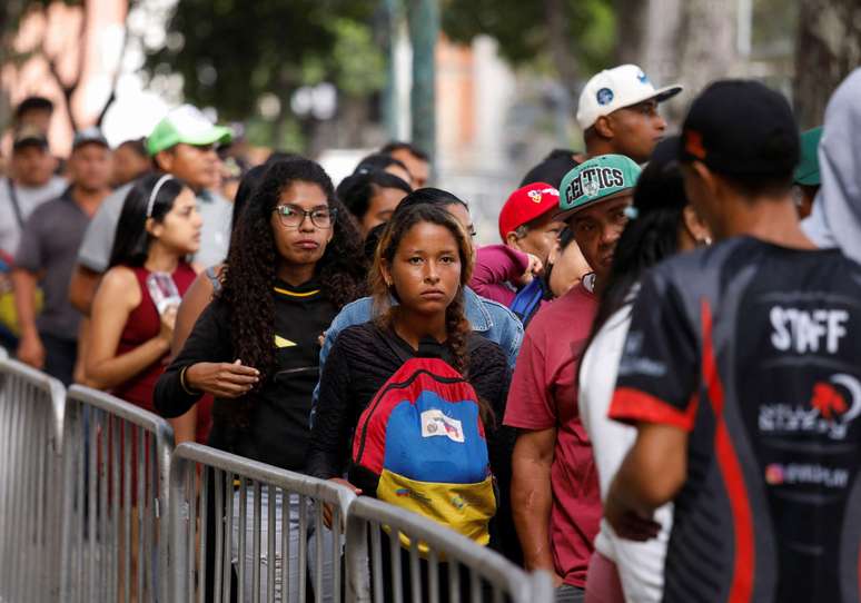 Com economia em colapso, acesso a programas sociais foi drasticamente reduzido, afetando popularidade de Maduro, de acordo com analistas