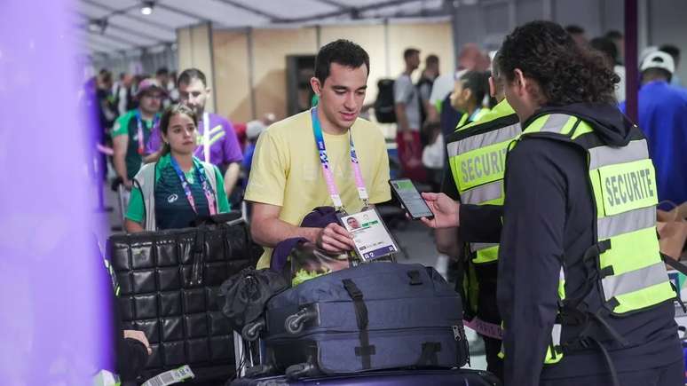 Hugo Calderano chega a Paris para os Jogos Olímpicos