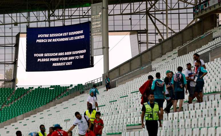 O telão do estádio anunciou que o jogo havia sido interrompido