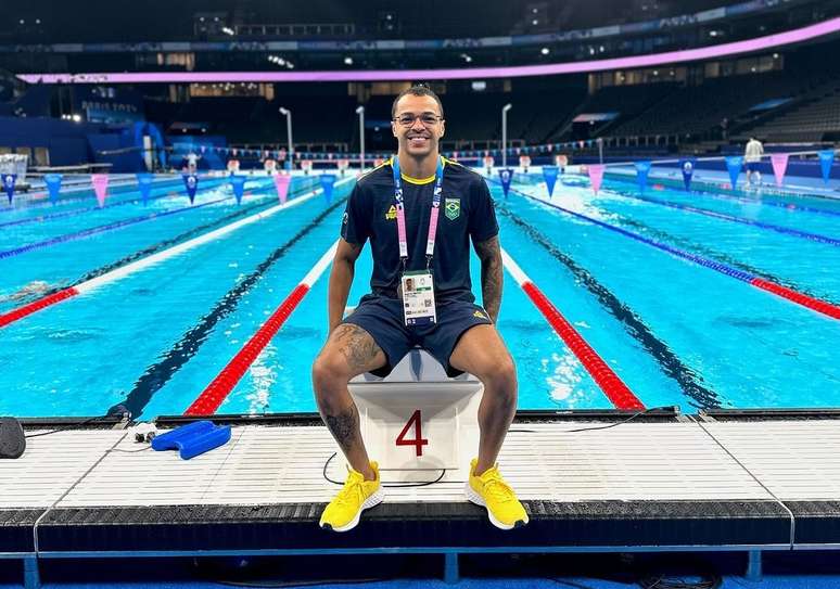 Nadador Gabriel da Silva Santos, da zona leste de São Paulo, já chegou em Paris. Atleta disputa o revezamento 4 x 100 metros.