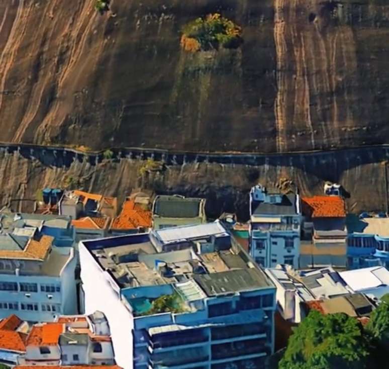 O prédio de Roberto Carlos fica na frente do Morro da Urca, onde há uma das estações do bondinho do Pão de Açúcar