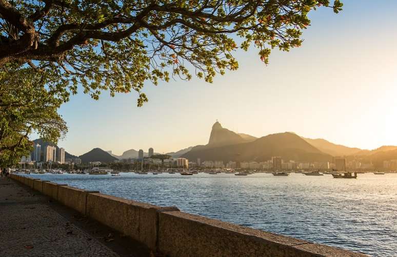 Do prédio de Roberto Carlos se avista ao longe o Cristo Redentor e a imensidão da Baía de Guanabara