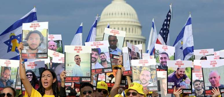 Famílias de reféns israelenses protestam nos Estados Unidos durante visita de Benjamin Netanyahu aos EUA. Premiê israelense é acusado de "sabotar" esforços de resgate ao recusar acordo com Hamas