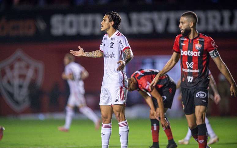 Flamengo venceu o Vitória por 2 a 1 no Barradão