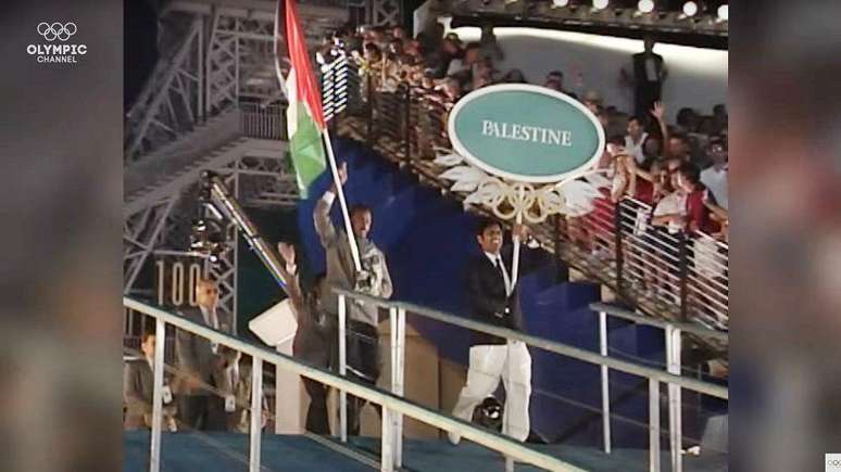 Delegação palestina entrando no Centennial Olympic Stadium, em Atlanta