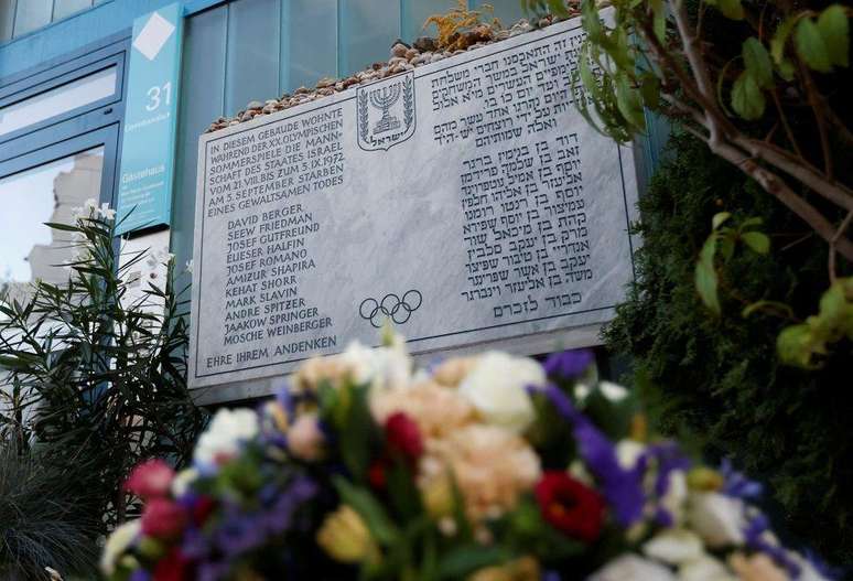 Placa na antiga vila olímpica de Munique em homenagem a membros da delegação israelense que morreram no ataque nas Olimpíadas de 1972