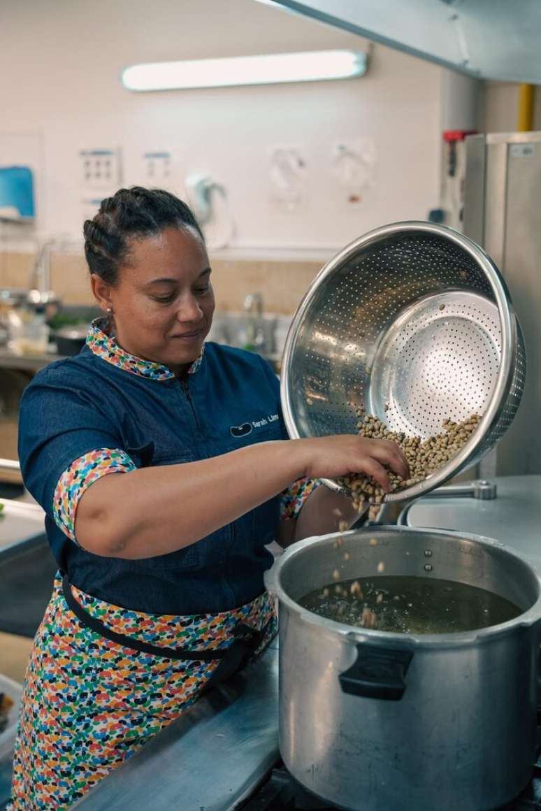 A chef brasileira radicada em Paris, Sarah Lima, assina o cardápio dos atletas brasileiros durante os jogos olímpicos