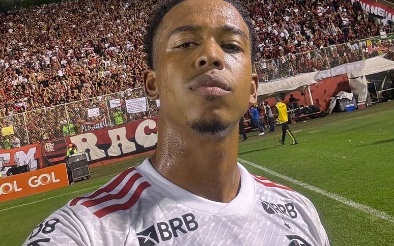 Carlinhos marcou o gol que garantiu a vitória do Flamengo