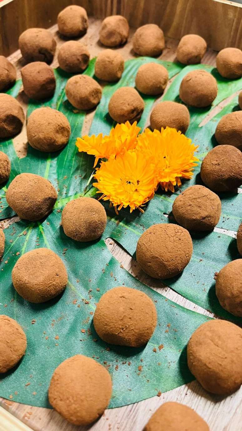 Na versão de Sarah, a banana e o cacau em pó substituem a manteiga e o leite condensado da receita de brigadeiro