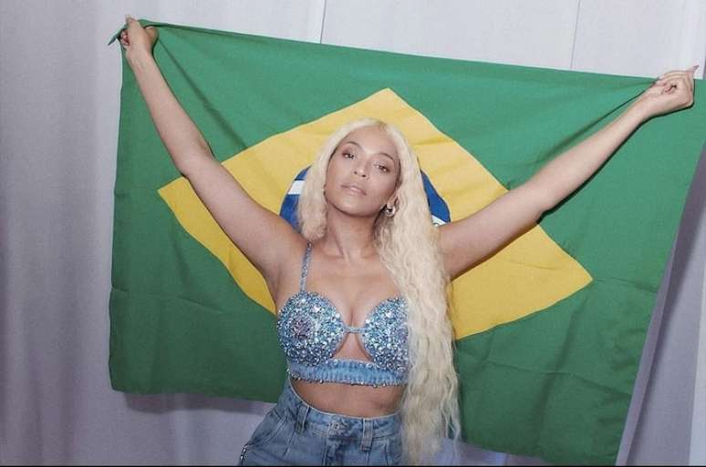 Beyoncé aparece segurando bandeira do Brasil e utilizando roupas de marca brasileira em post no Instagram. Cantora apareceu de surpresa em Salvador, na Bahia, na quinta-feira, 21 de dezembro de 2023.