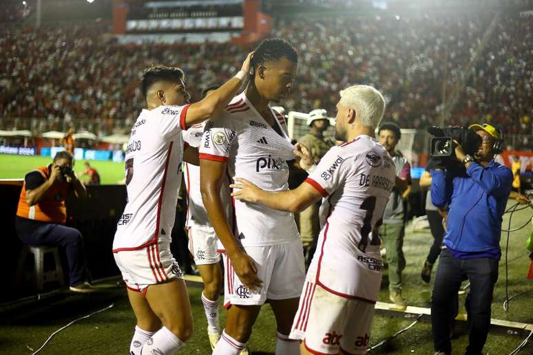 Carlinhos comemora o gol da vitória do Flamengo.