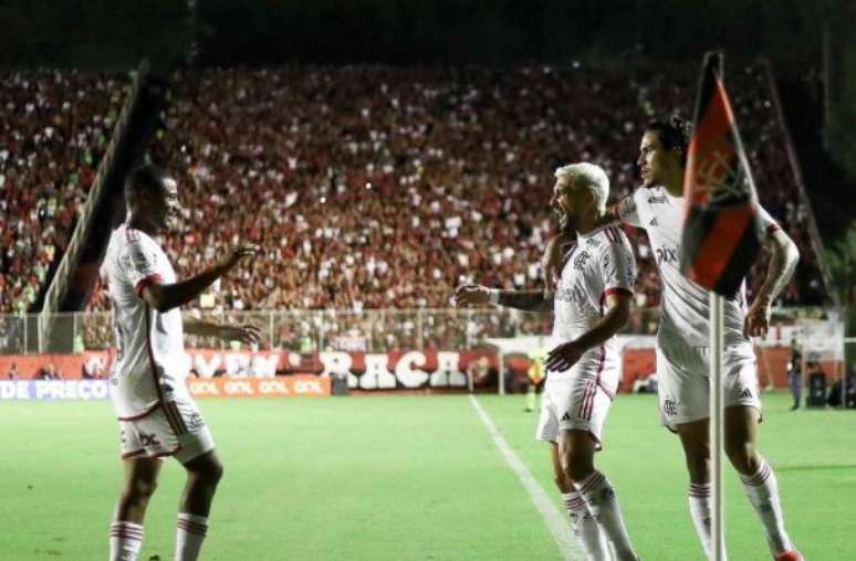 Jogadores do Flamengo vibram após o gol de Arrascaeta (ao centro)