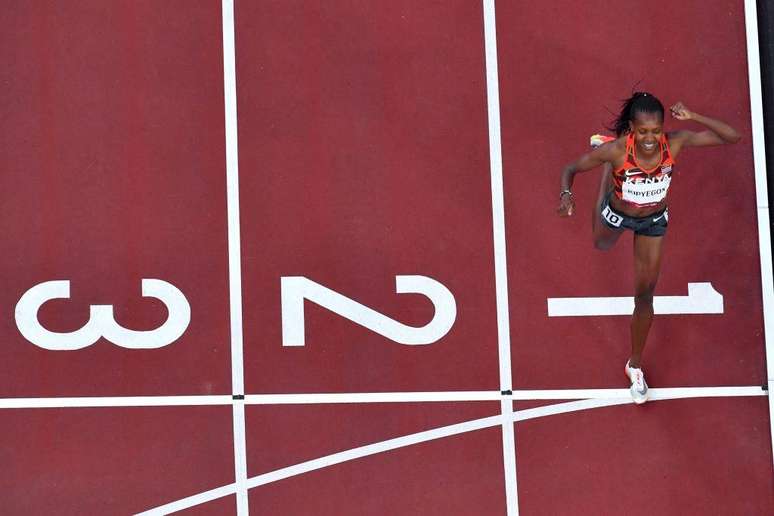 Faith Kipyegon é conhecida como a 'rainha da meia distância'.