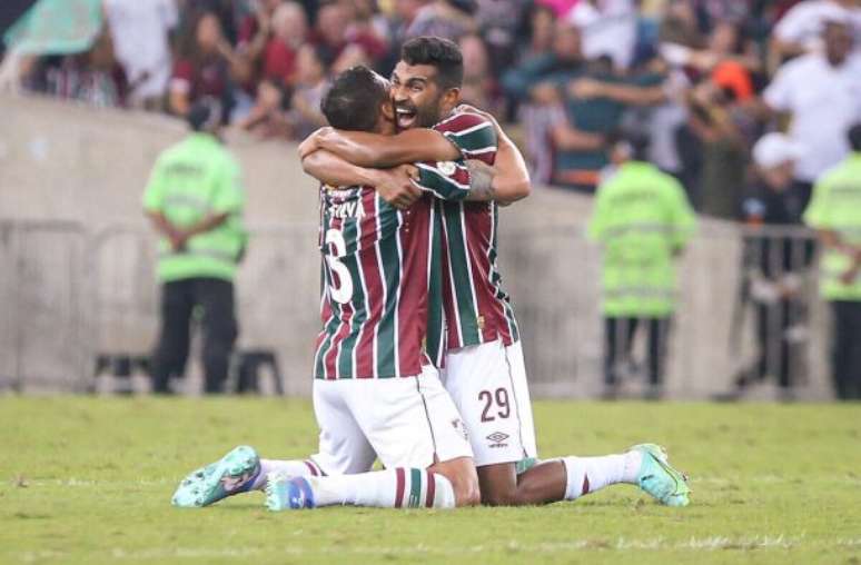 Xarás Thiago Silva (esq.) e Thiago Santos se abraçam após vitória do Fluminense –