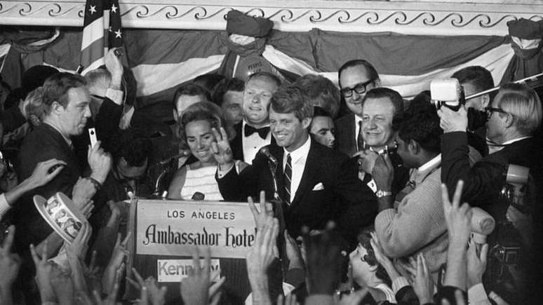 Robert Kennedy dibunuh di Ambassador Hotel di Los Angeles (California, AS)