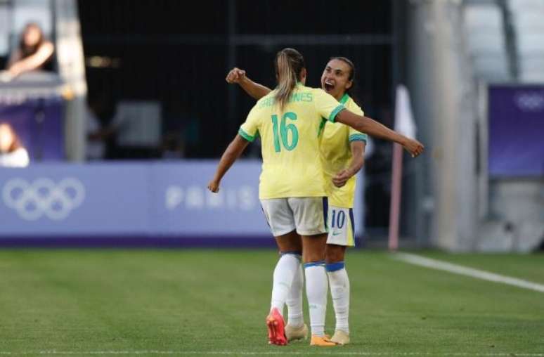 Marta comemorando gol com Gabi Nunes –