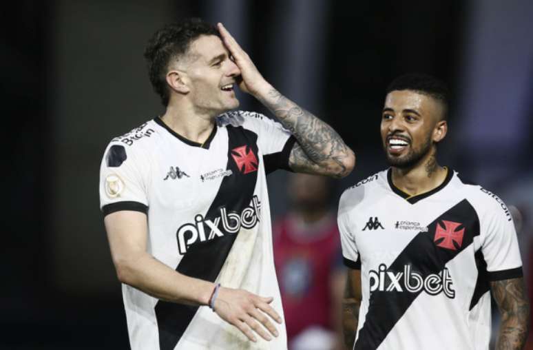 Vegetti comemora seu primeiro gol pelo Vasco, logo em sua estreia –