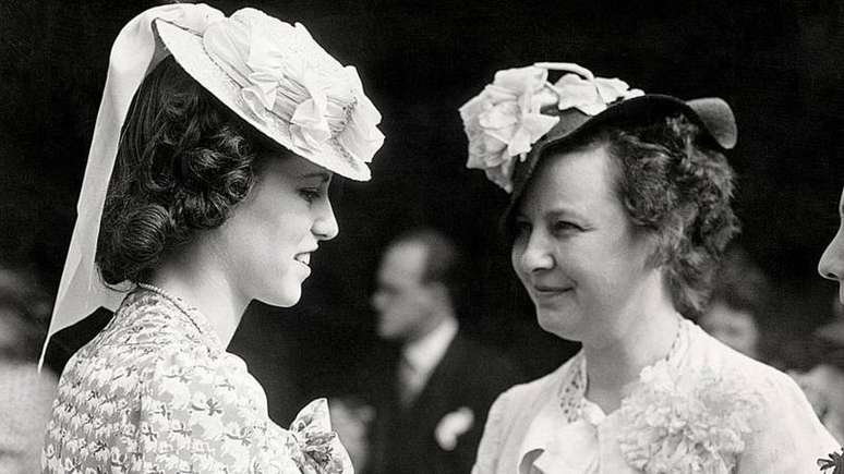 Rosemary Kennedy chegou a se comportar segundo os padrões esperados pela sociedade. Nesta foto, ela é anfitriã da celebração do Dia da Independência na embaixada americana em Londres.