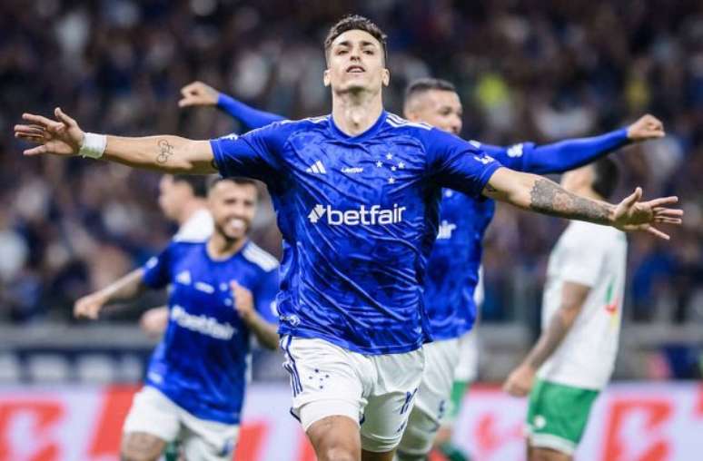 Dinenno vai para a galera após marcar segundo gol do Cruzeiro –