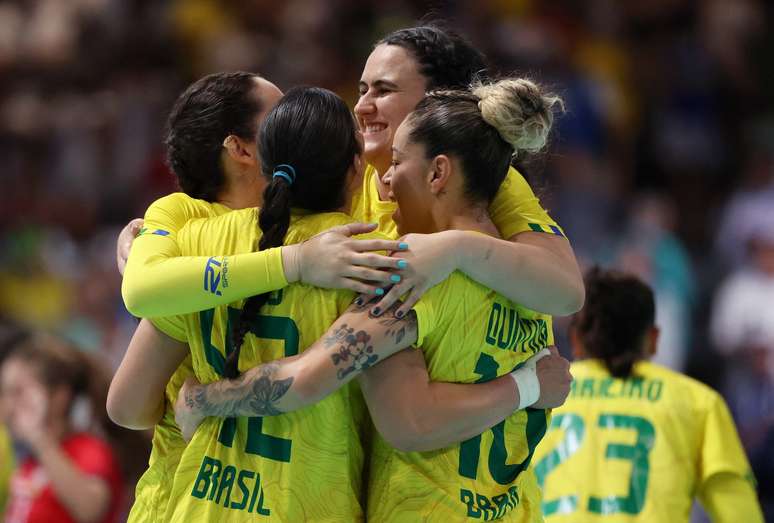 Jogadoras brasileiras celebram vitória contra a Espanha na estreia do handebol feminino na Olimpíada