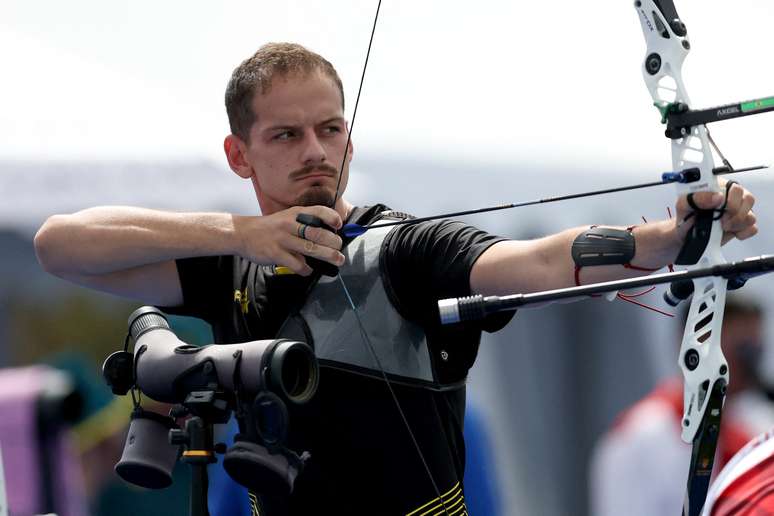 Marcus D'Almeida, número 1 do tiro com arco, em ação pelo Time Brasil