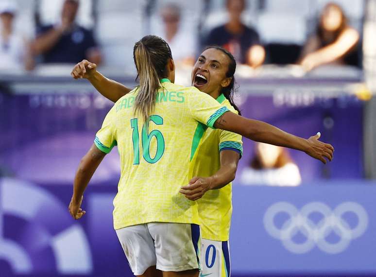 Marta comemora com Gabi gol marcado na estreia do futebol feminino brasileiro na Olimpíada