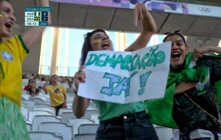 Torcedoras protestam a favor da demarcação de terras indígenas na Olimpíada