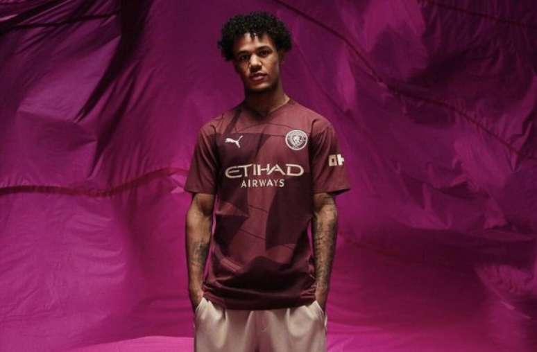 Oscar Bobb, acidentalmente, posta foto com nova terceira camisa do City –