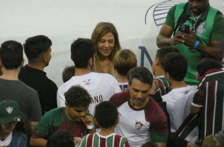 Torcedores do Fluminense recebem e tiram fotos com a presidente do Palmeiras, Leila Pereira –