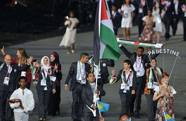 Judoca Maher Abu Rmilah foi porta-bandeira palestino em Londres 2012; ao fundo, à direita, pode-se ver Maraheel, como integrante da delegação