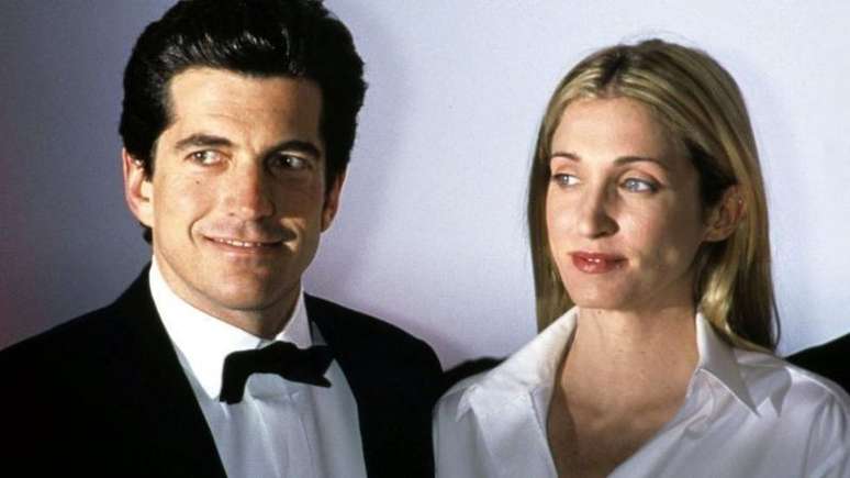 No acidente, morreram John F. Kennedy Jr. (38 anos), sua esposa Carolyn Bessette (33 anos, com ele na foto) e sua cunhada, Lauren Bessette (34)