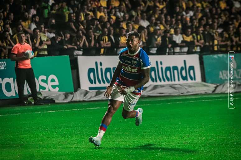 Marinho celebra o gol do Fortaleza diante do Criciúma. 