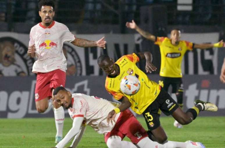 Luan Candido, do Bragantino, (à esquerda) cai durante disputa de bola com Corozo, do Barcelona equatoriano, em jogo pela Sula