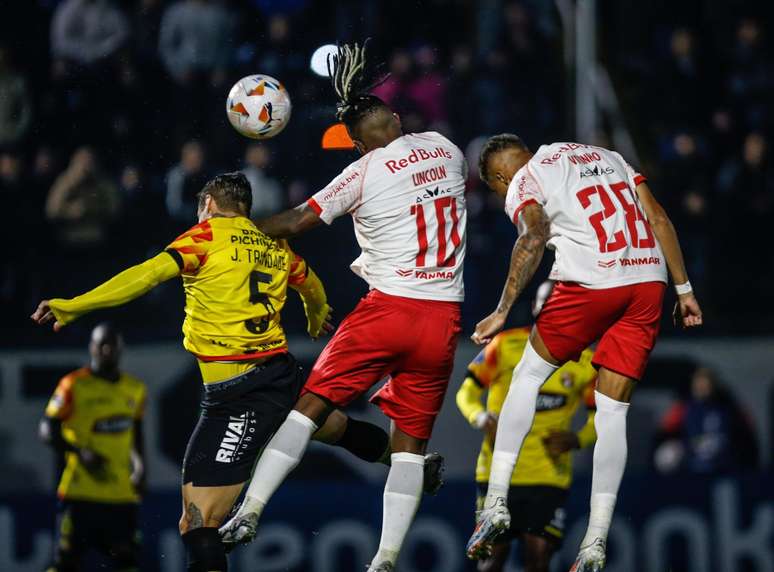 Lincoln e Vitinho, jogadores do Red Bull Bragantino. 