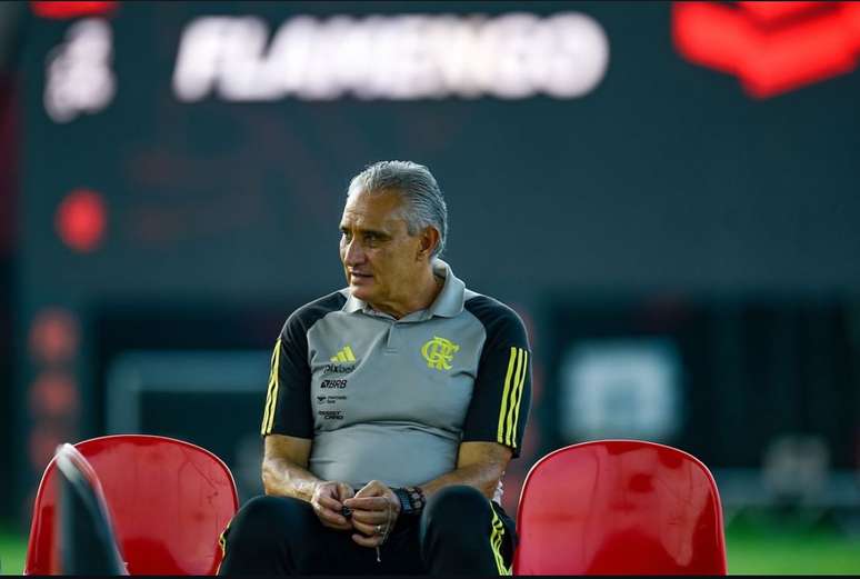 Técnico Tite observando o treino do Flamengo. 