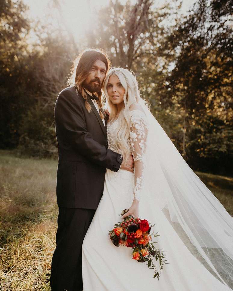 Billy Ray Cyrus e Firerose posam para ensaio de casamento