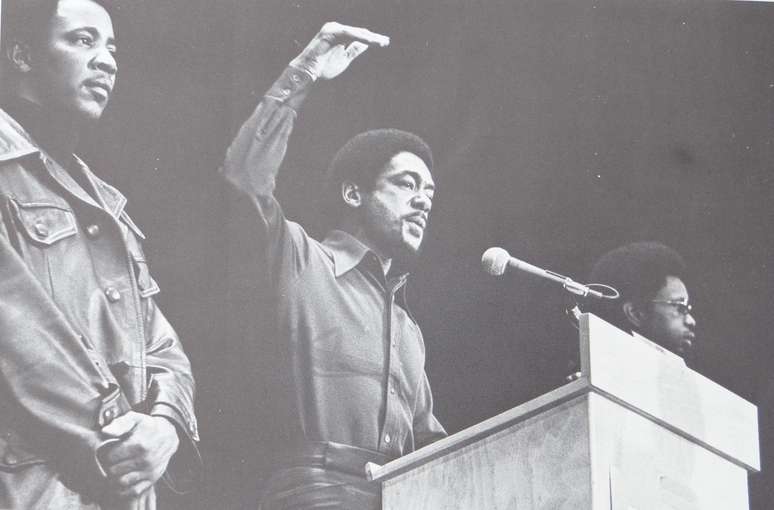 Bobby Seale, um dos fundadores do movimento, faz o gesto consagrado de black power