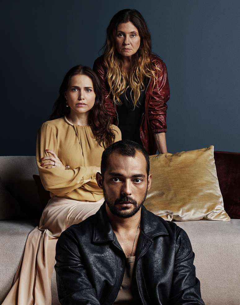  Cibele (Adriana Esteves), Raquel (Leticia Colin) e Sérgio (Eduardo Sterblitch) na 2ª temporada de 'Os Outros'