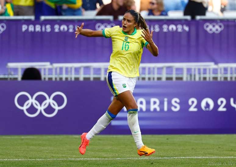 Gabi Nunes comemora gol de abertura do placar para o Brasil nos Jogos Olímpicos de Paris