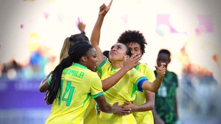 Jogadoras brasileiras celebram gol da vitória contra a Nigéria