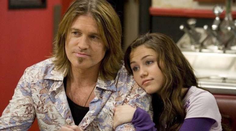 Miley e Billy Ray Cyrus nas gravações de 'Hannah Montana'